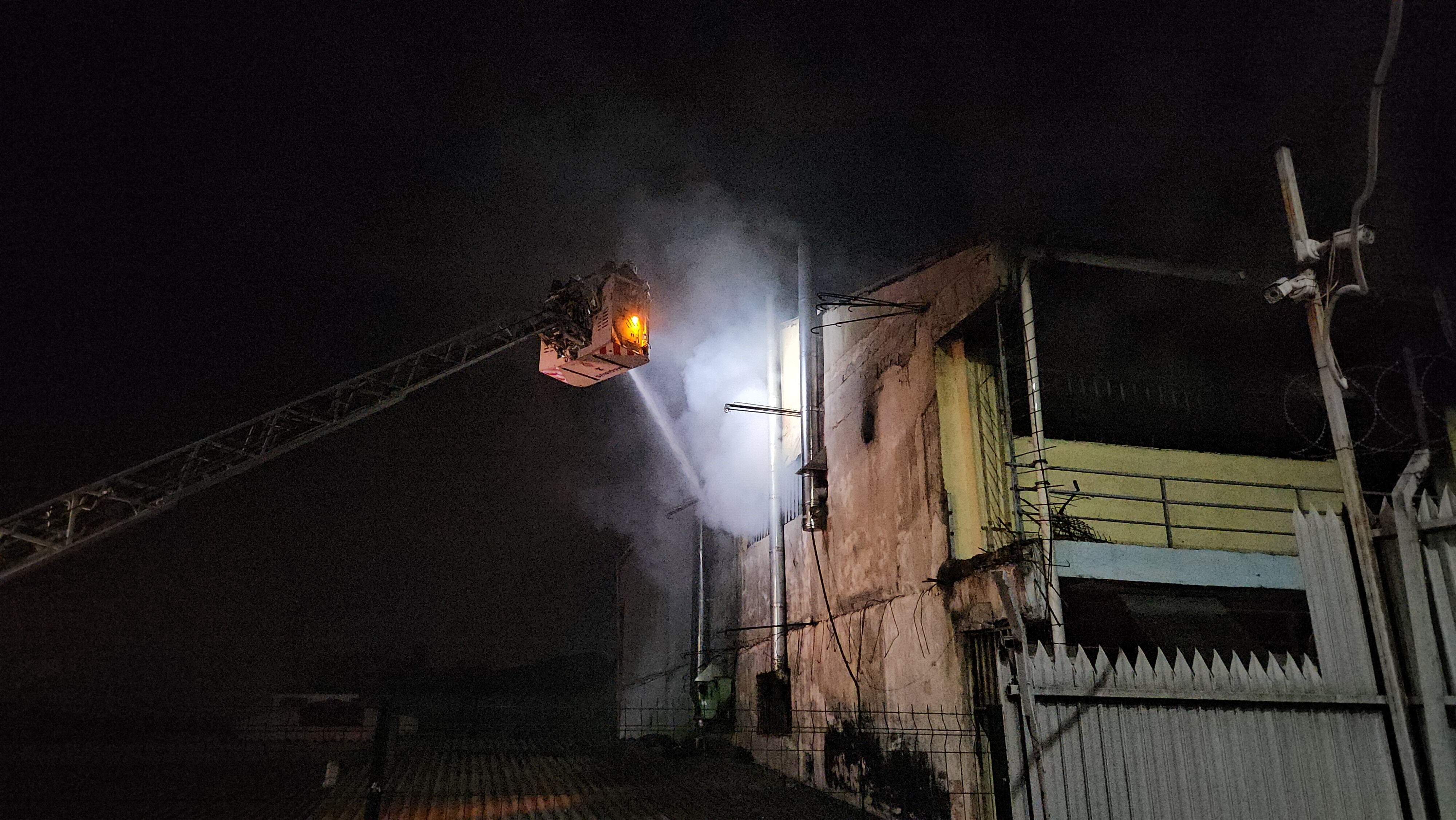 Zeytinburnu'nda korkutan yangın! Alevler çatıyı sardı, duman mahalleye yayıldı Zeytinburnu'nda korkutan yangın! Alevler çatıyı sardı, duman mahalleye yayıldı - 1. Resim
