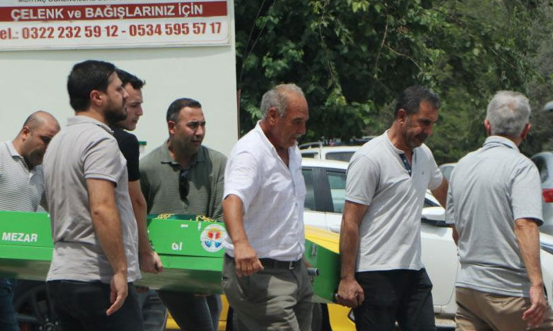 Adana’da aile faciası… Eşini ve kızını katletti! Cenazede dikkat çeken detay - 1. Resim