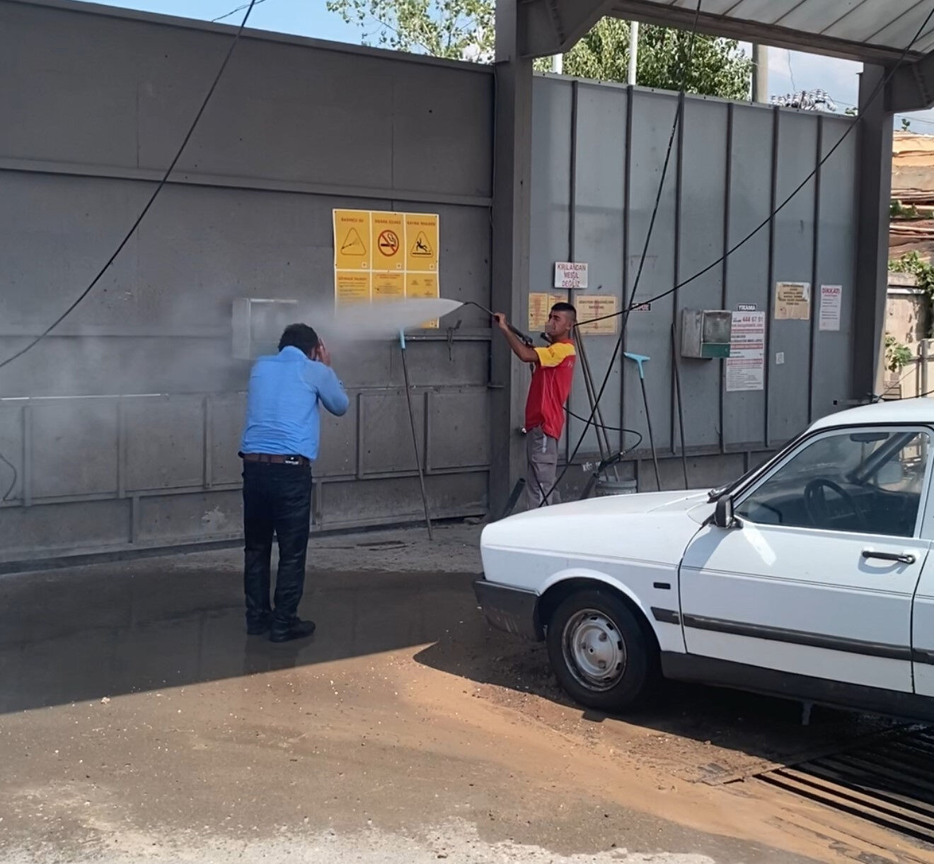 Araç değil insan yıkandı! Tokat'ta sıcaktan bunalan vatandaş böyle serinledi Araç değil insan yıkandı! Tokat'ta sıcaktan bunalan vatandaş böyle serinledi - 2. Resim