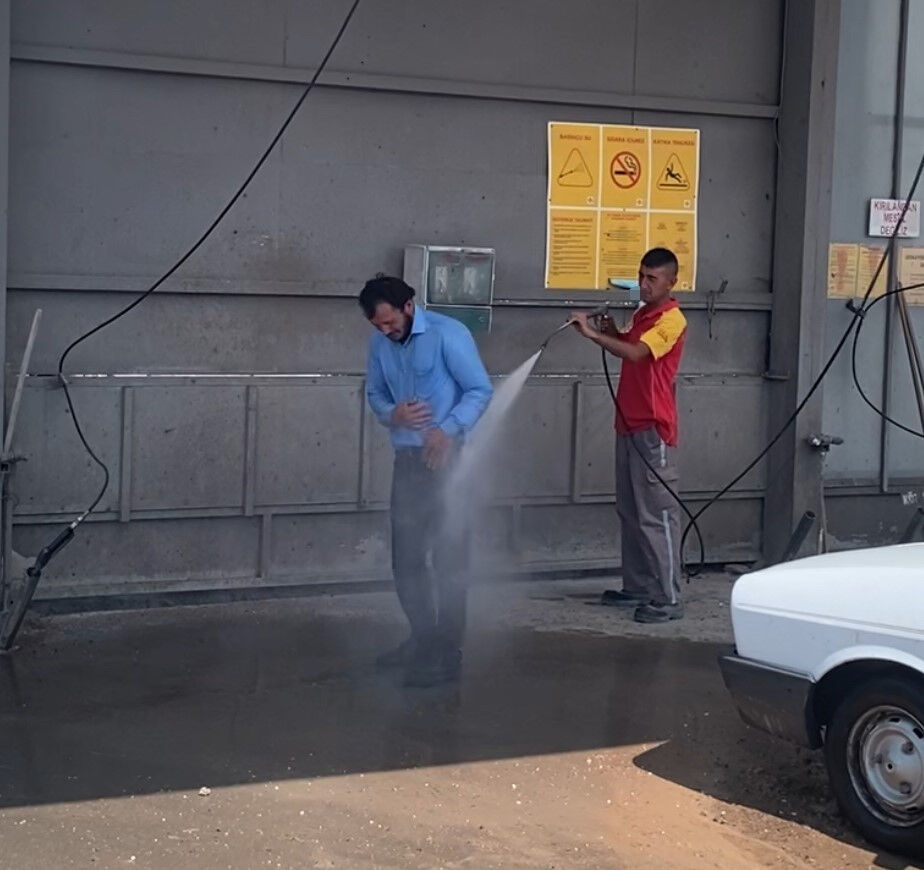 Araç değil insan yıkandı! Tokat'ta sıcaktan bunalan vatandaş böyle serinledi Araç değil insan yıkandı! Tokat'ta sıcaktan bunalan vatandaş böyle serinledi - 1. Resim