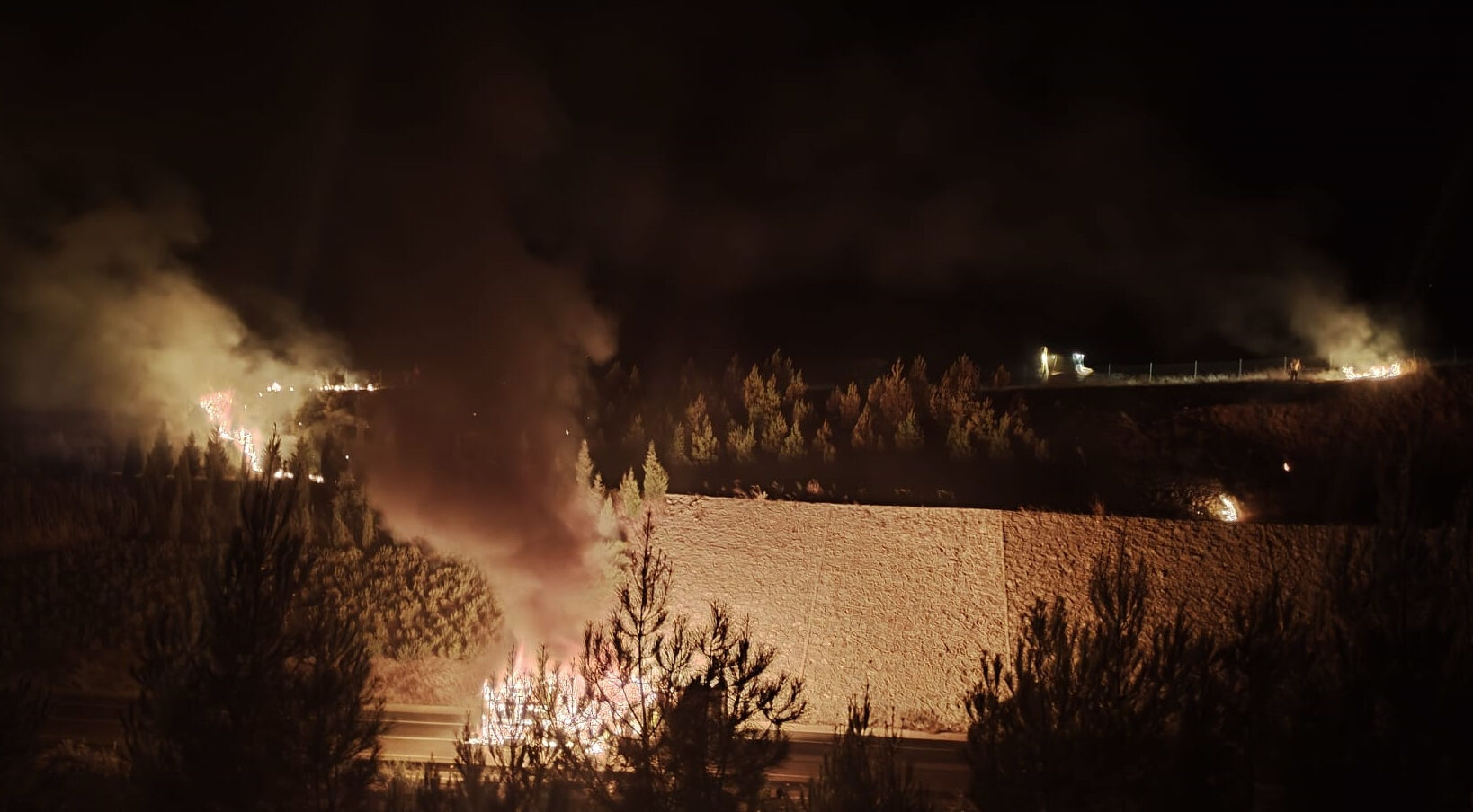 Balıkesir'de büyük panik! Kamyon devrildi, alevler ormana sıçradı Balıkesir'de büyük panik! Kamyon devrildi, alevler ormana sıçradı - 1. Resim