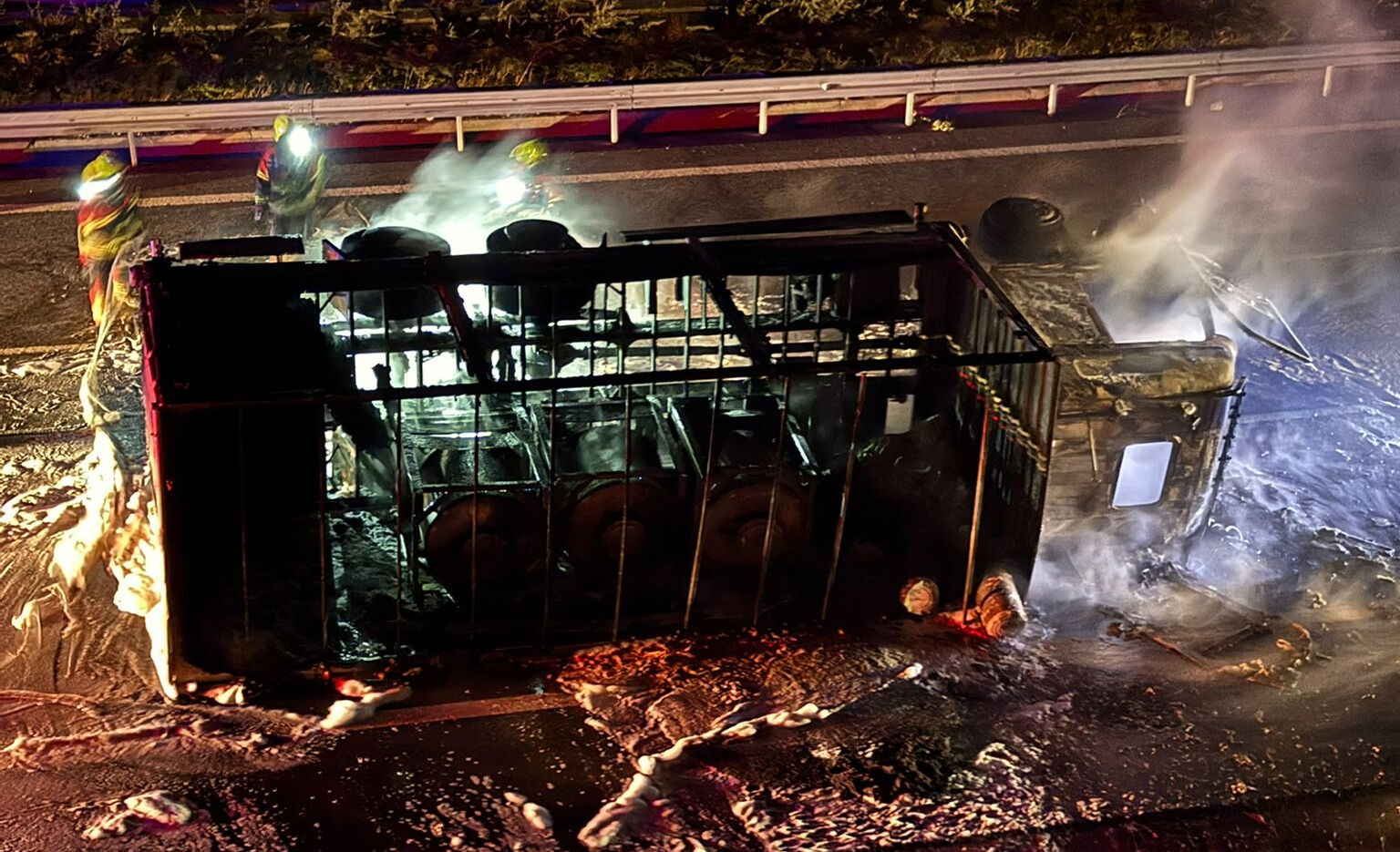 Balıkesir'de büyük panik! Kamyon devrildi, alevler ormana sıçradı Balıkesir'de büyük panik! Kamyon devrildi, alevler ormana sıçradı - 2. Resim
