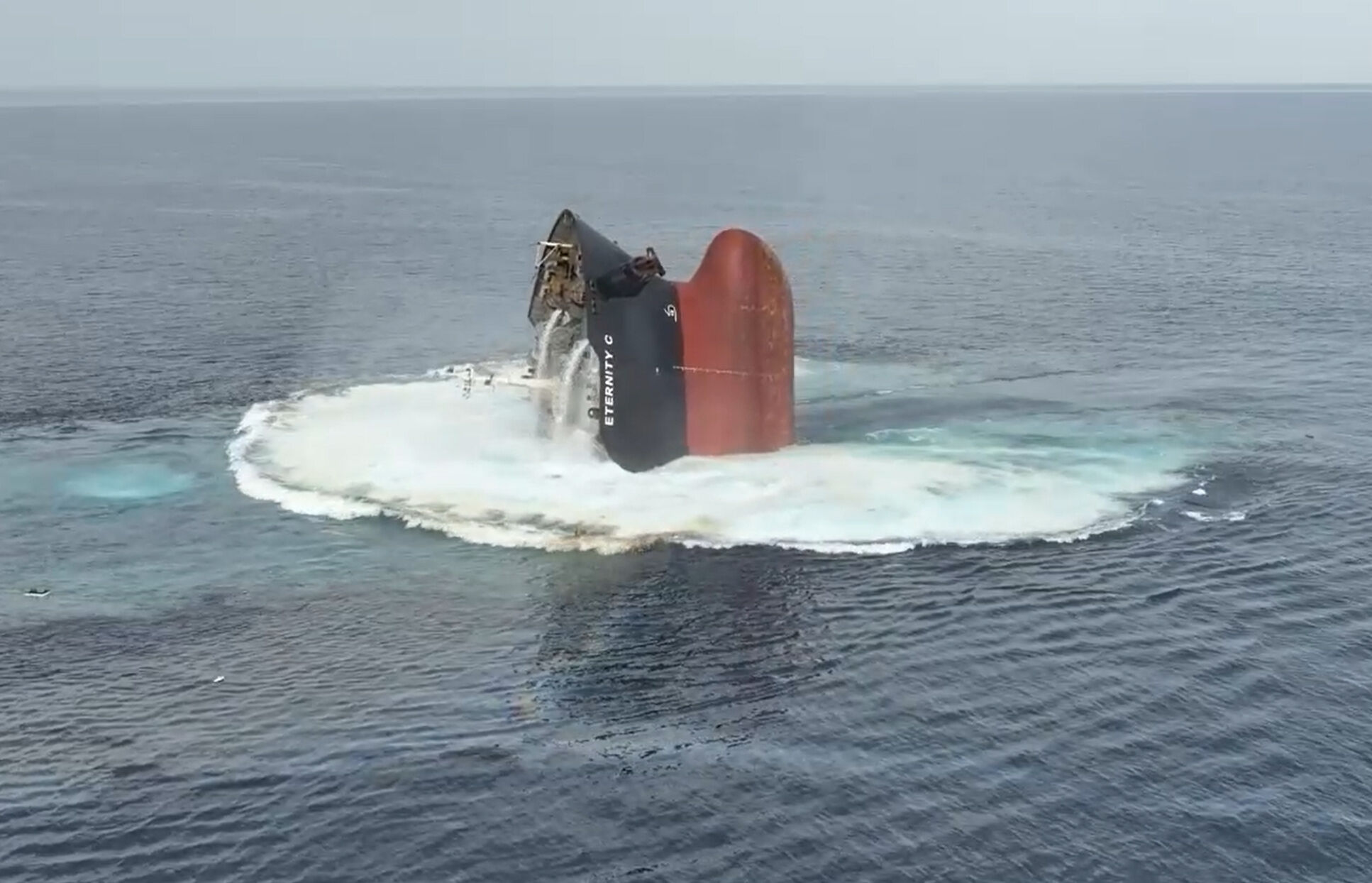 Batan gemide öldükleri sanılıyordu! 10 kişinin hayatta olduğu ortaya çıktı Batan gemide öldükleri sanılıyordu! 10 kişinin hayatta olduğu ortaya çıktı - 1. Resim