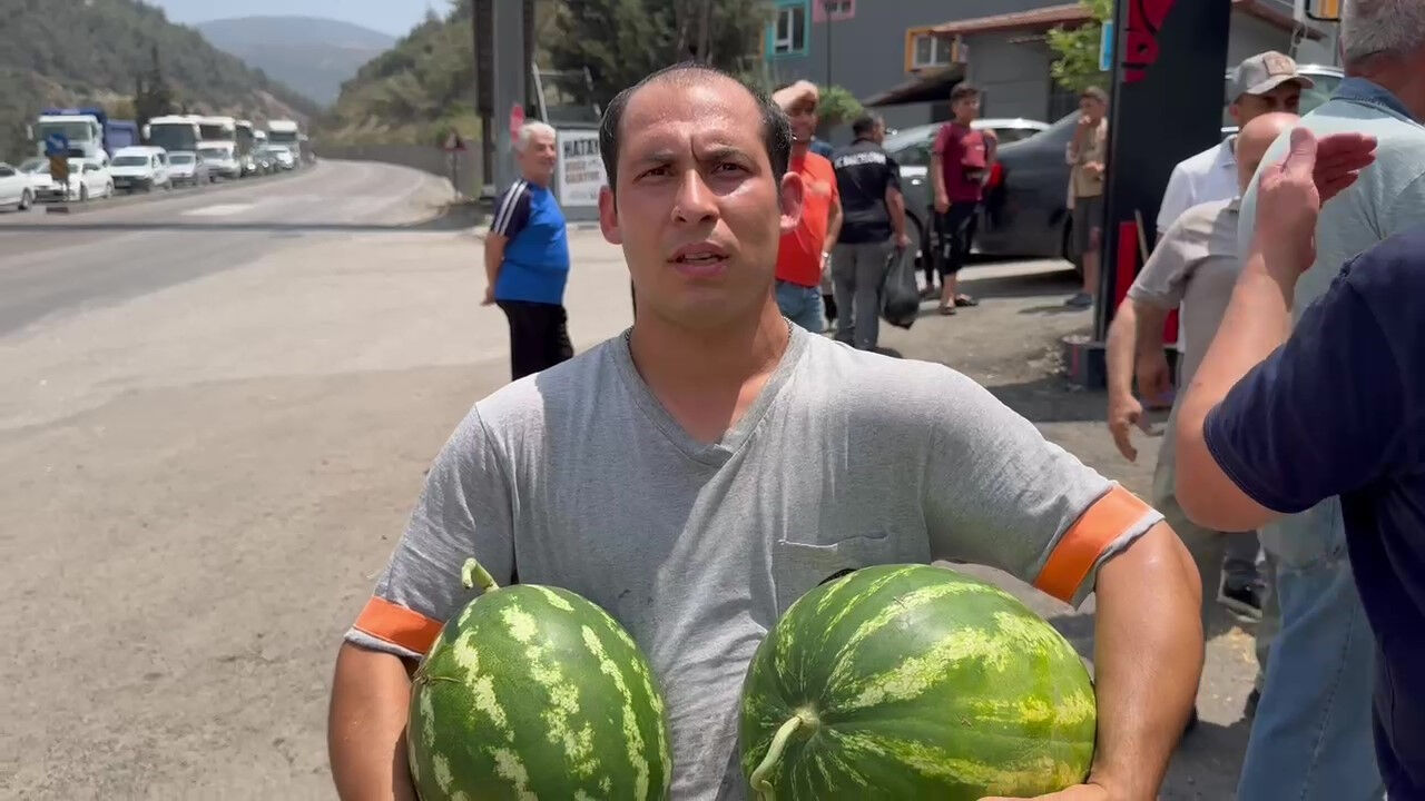 Bedava dağıttı! 20 ton karpuz 1 saatte t&uuml;kendi - 3. Resim