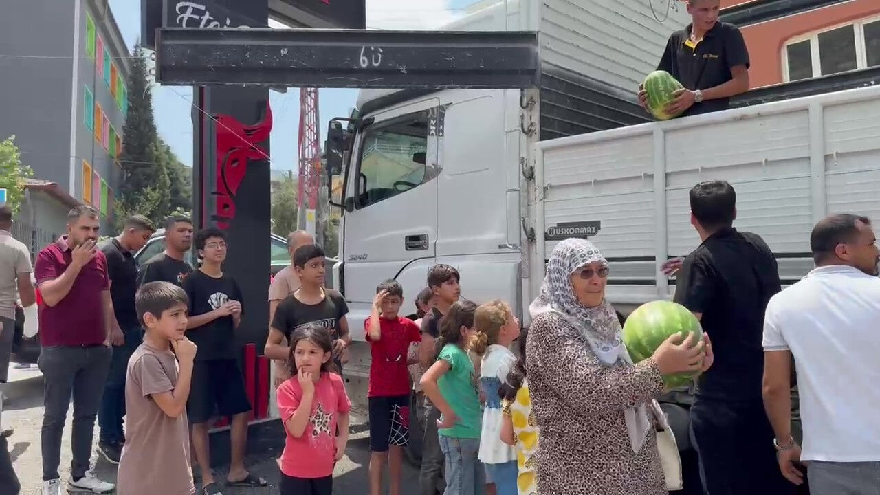 Bedava dağıttı! 20 ton karpuz 1 saatte t&uuml;kendi - 1. Resim