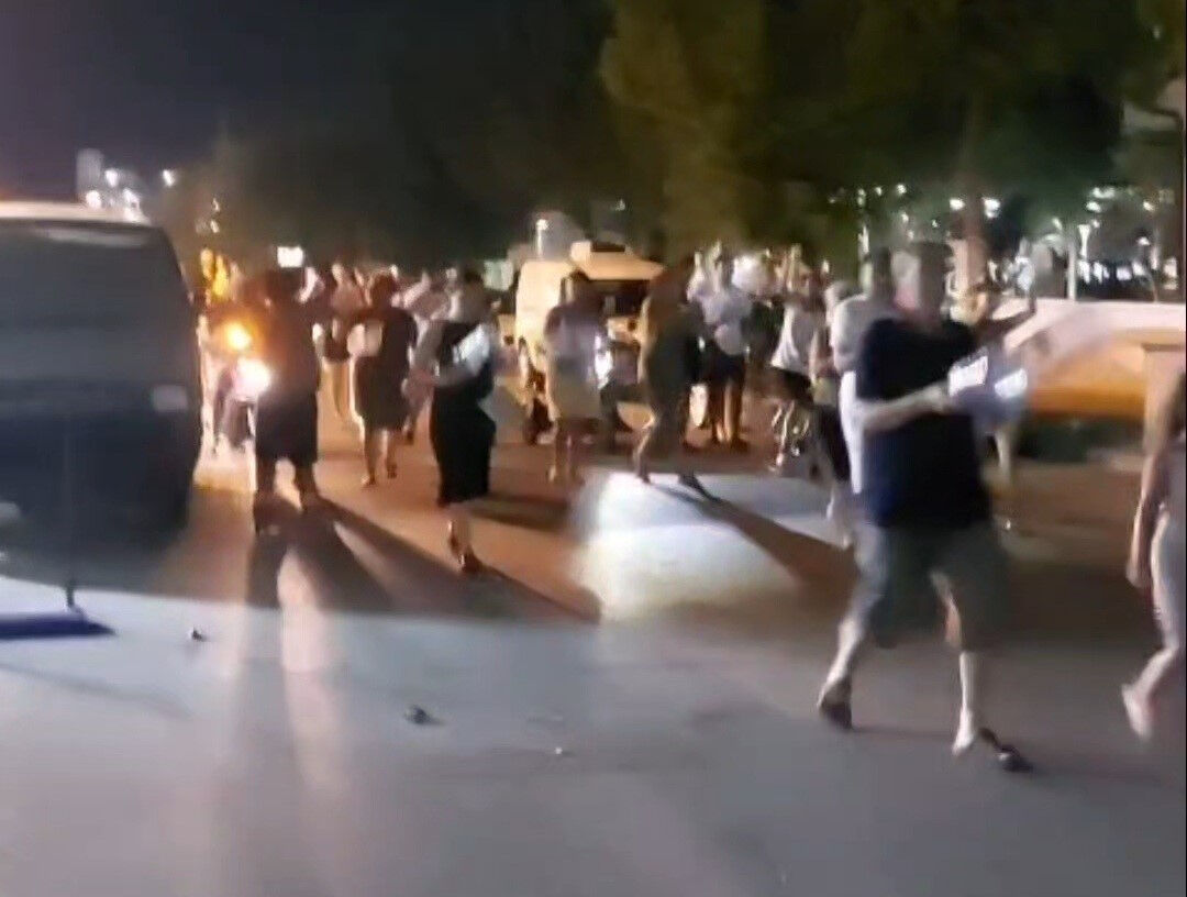 CHP'li belediyede susuzluk isyanı! Ellerinde bidonlarla sokağa döküldüler CHP'li belediyede susuzluk isyanı! Ellerinde bidonlarla sokağa döküldüler - 1. Resim