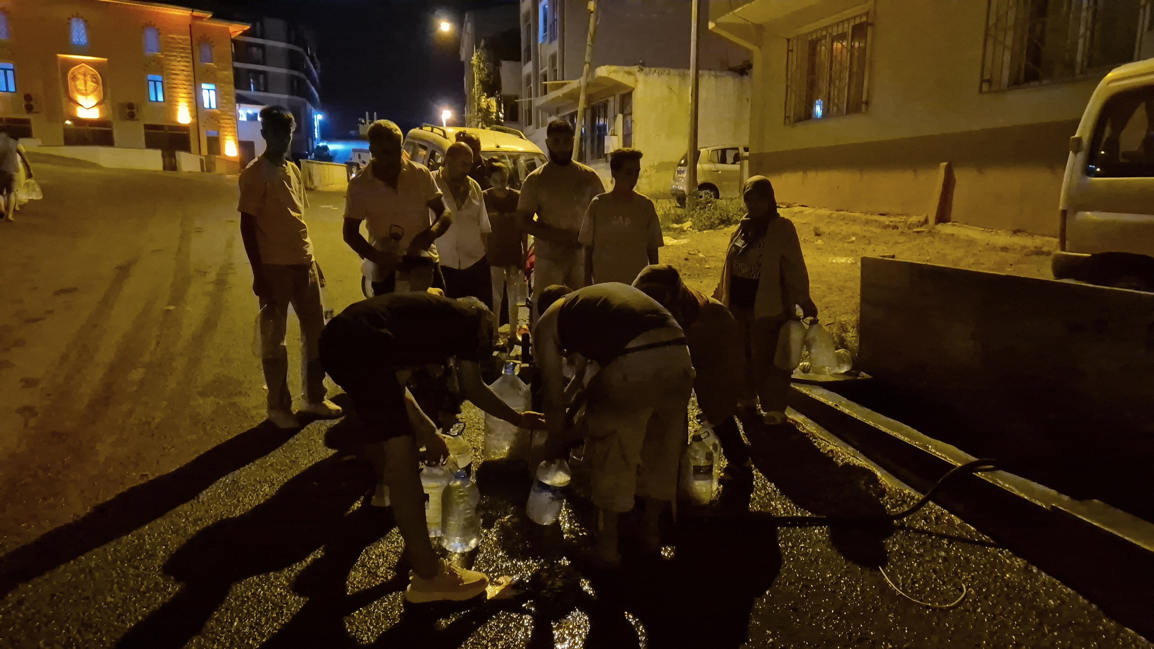 CHP'li belediyede susuzluk isyanı! Ellerinde bidonlarla sokağa döküldüler CHP'li belediyede susuzluk isyanı! Ellerinde bidonlarla sokağa döküldüler - 2. Resim