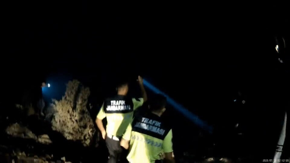 Ciğerlerimizi yakan yangında esrarengiz kişi! Apar topar peşine düştüler Ciğerlerimizi yakan yangında esrarengiz kişi! Apar topar peşine düştüler - 2. Resim