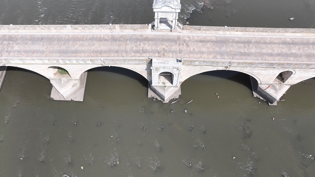Durum çok kötü! Su seviyesi düştü, tarihi köprünün ayakları ortaya çıktı - 1. Resim