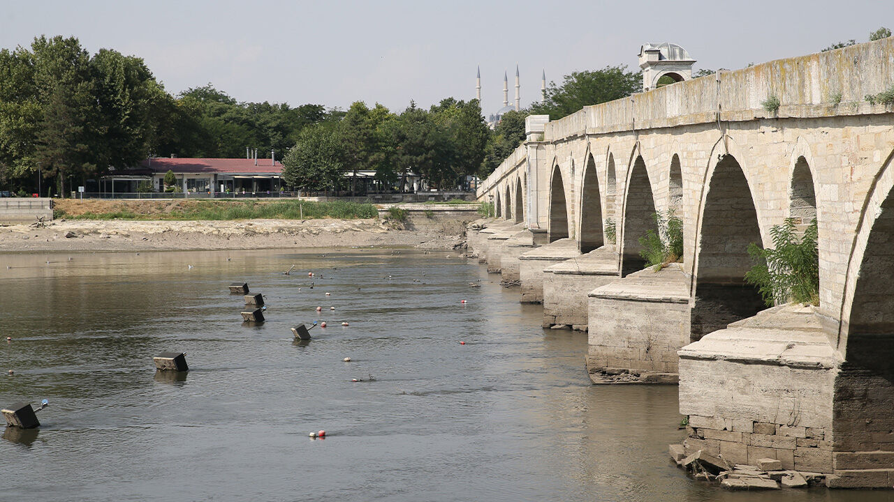 Durum çok kötü! Su seviyesi düştü, tarihi köprünün ayakları ortaya çıktı - 2. Resim
