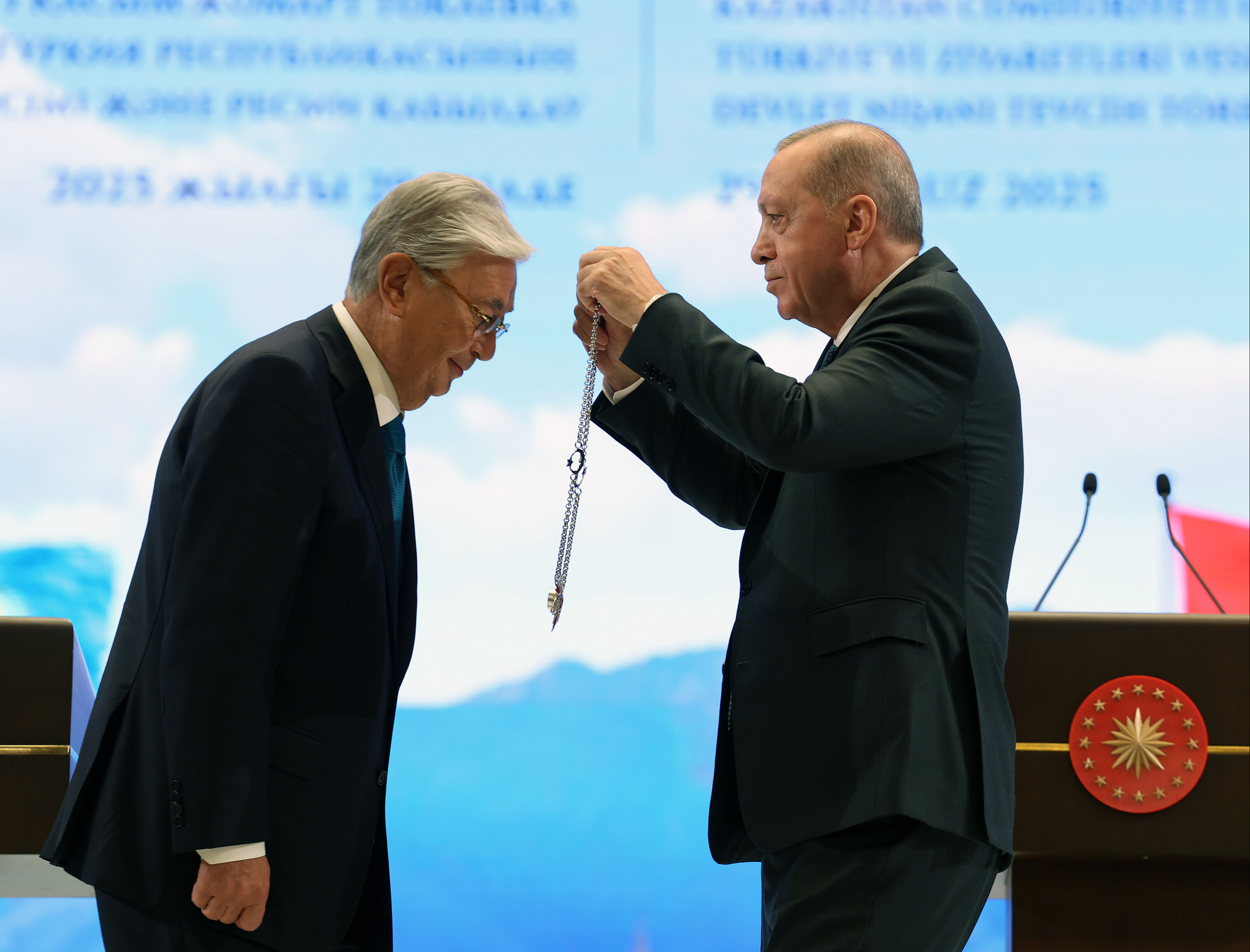 Erdoğan Kazakistan Cumhurbaşkanı Tokayev'e devlet nişanı takdim etti - 1. Resim
