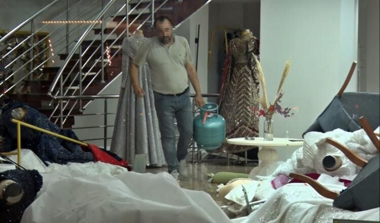 Eşinin gelinlik mağazasını altüst etti! Tüpe çakmak dayayınca feleğini şaşırdı Eşinin gelinlik mağazasını altüst etti! Tüpe çakmak dayayınca feleğini şaşırdı - 2. Resim