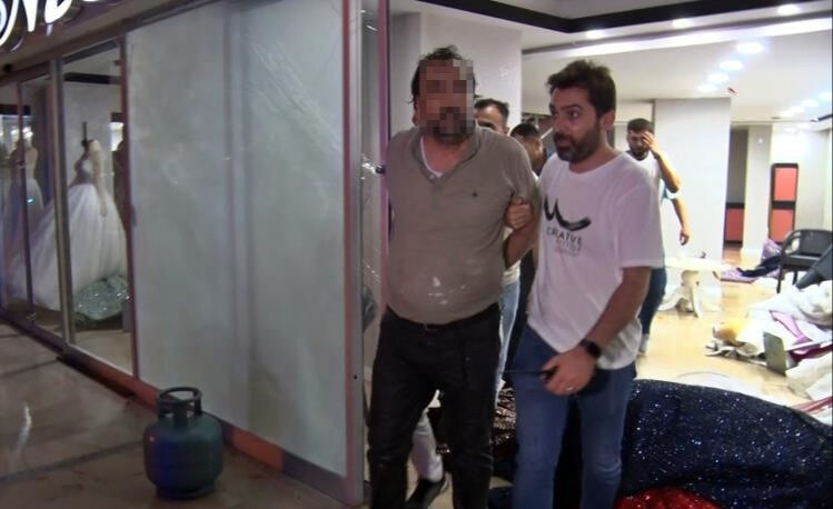 Eşinin gelinlik mağazasını altüst etti! Tüpe çakmak dayayınca feleğini şaşırdı Eşinin gelinlik mağazasını altüst etti! Tüpe çakmak dayayınca feleğini şaşırdı - 1. Resim