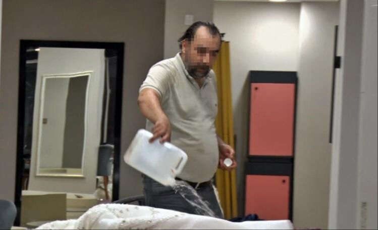 Eşinin gelinlik mağazasını altüst etti! Tüpe çakmak dayayınca feleğini şaşırdı Eşinin gelinlik mağazasını altüst etti! Tüpe çakmak dayayınca feleğini şaşırdı - 3. Resim