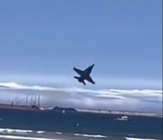 Faciaya ramak kala! Savaş uçağı plajdakileri teğet geçti: O anlar kamerada - 1. Resim