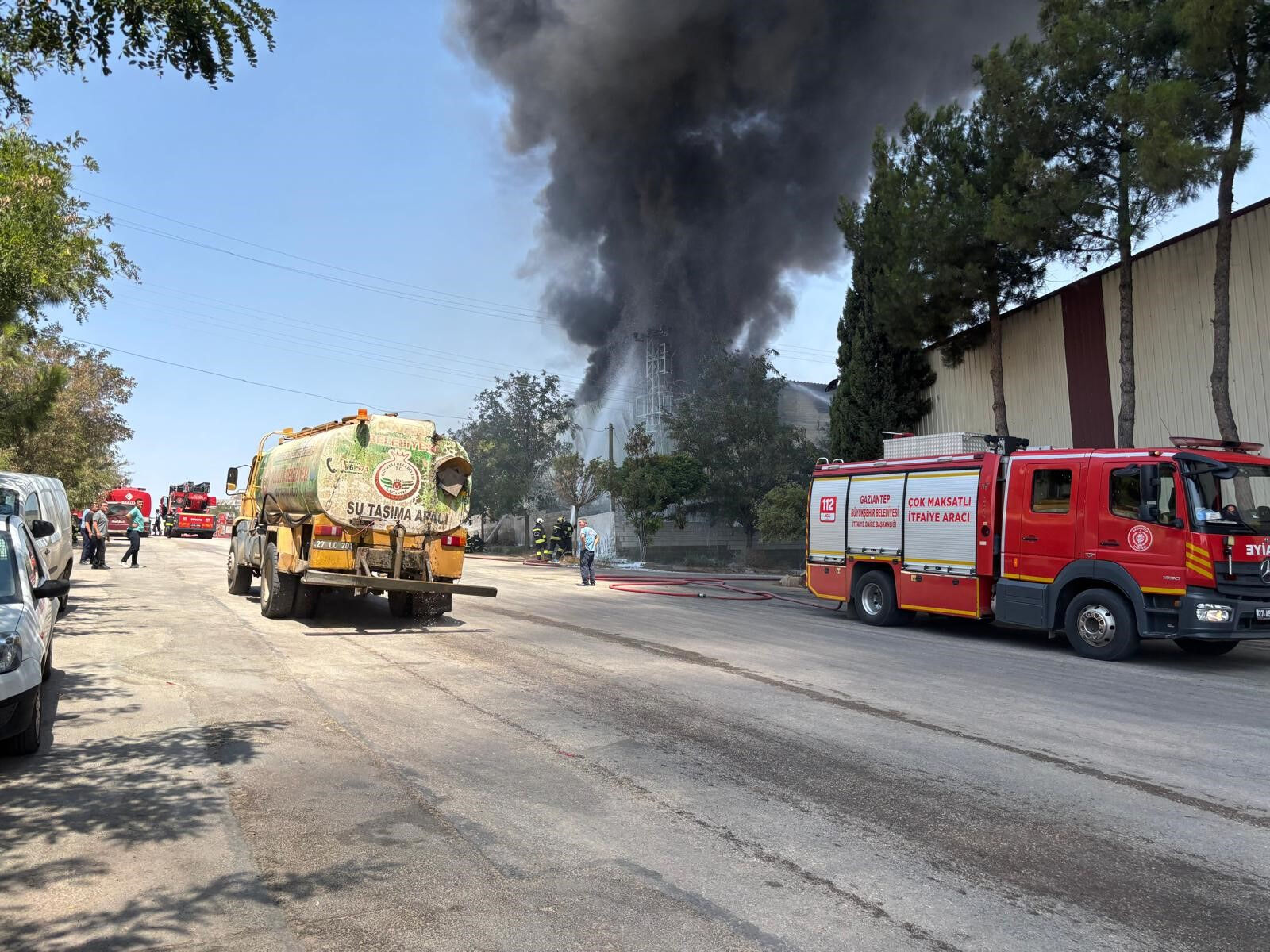 Halı fabrikasında korkutan yangın! Siyah dumanlar gökyüzünü kapladı Halı fabrikasında korkutan yangın! Siyah dumanlar gökyüzünü kapladı - 1. Resim
