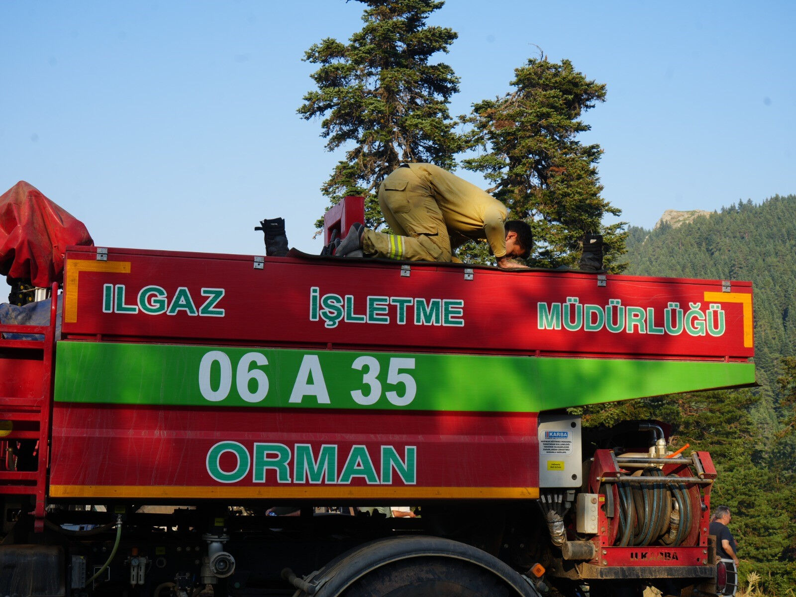 İbadete alevler dahi engel olmadı! Orman kahramanı arazöz üstünde namazını kıldı İbadete alevler dahi engel olmadı! Orman kahramanı arazöz üstünde namazını kıldı - 2. Resim