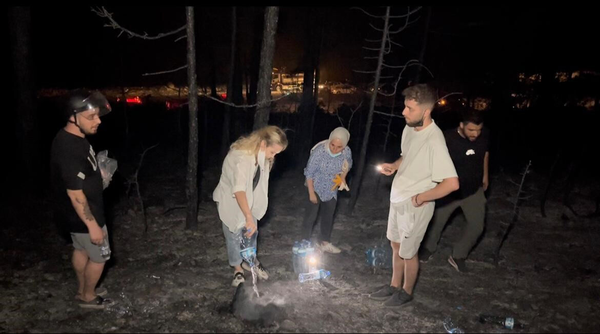 İbrahim Tatlıses’in eski eşi Ayşegül Yıldız'dan yangın felaketi ile mücadele! Alevlere bir su da o döktü - 1. Resim
