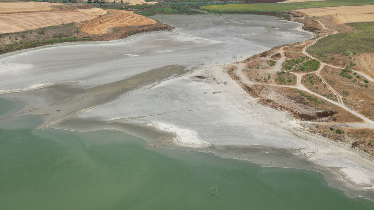 İlçeyi besleyen gölette su seviyesi yüzde 5'in altına düştü, belediye başkanı çağrı yaptı - 1. Resim
