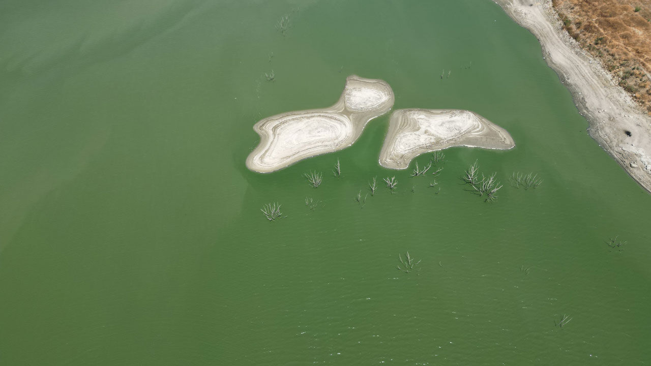 İlçeyi besleyen gölette su seviyesi yüzde 5'in altına düştü, belediye başkanı çağrı yaptı - 3. Resim