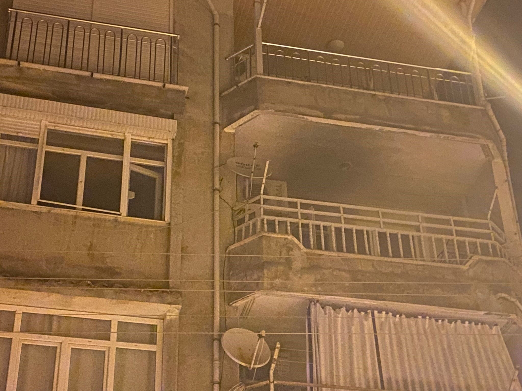 Klima 4 katlı binada felakete yol açtı! Çıkan yangında 3 kişi dumandan etkilendi - 1. Resim