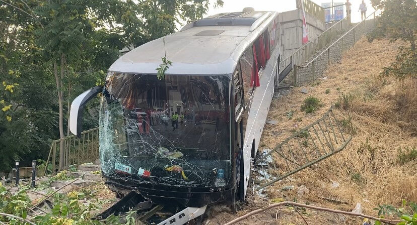 Maltepe'de servis otobüsü şarampole uçtu! Çok sayıda yaralı var Maltepe'de servis otobüsü şarampole uçtu! Çok sayıda yaralı var - 1. Resim