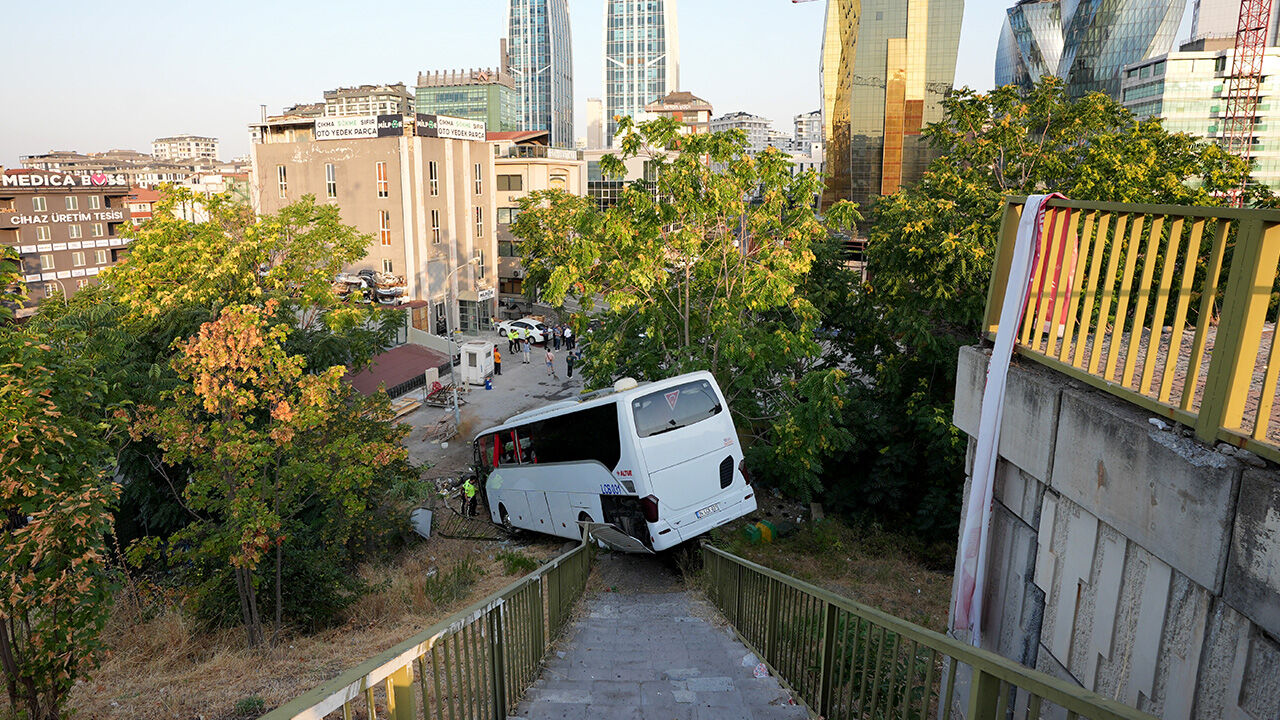 Maltepe'de servis otobüsü şarampole uçtu! Çok sayıda yaralı var Maltepe'de servis otobüsü şarampole uçtu! Çok sayıda yaralı var - 1. Resim