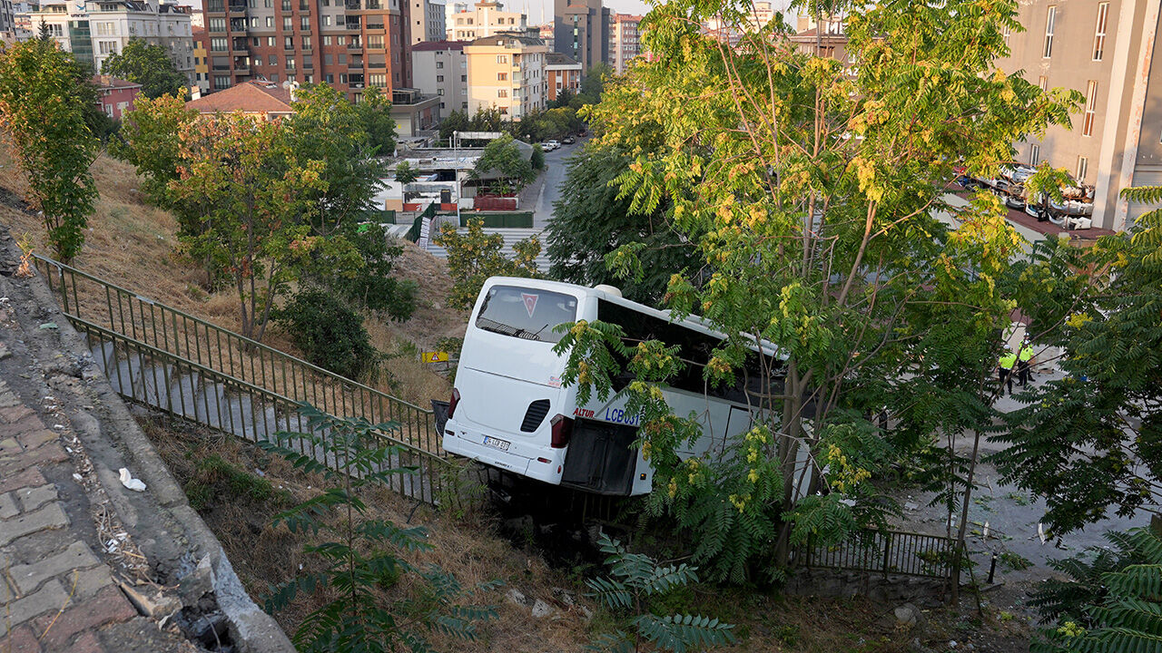 Maltepe'de servis otobüsü şarampole uçtu! Çok sayıda yaralı var Maltepe'de servis otobüsü şarampole uçtu! Çok sayıda yaralı var - 3. Resim