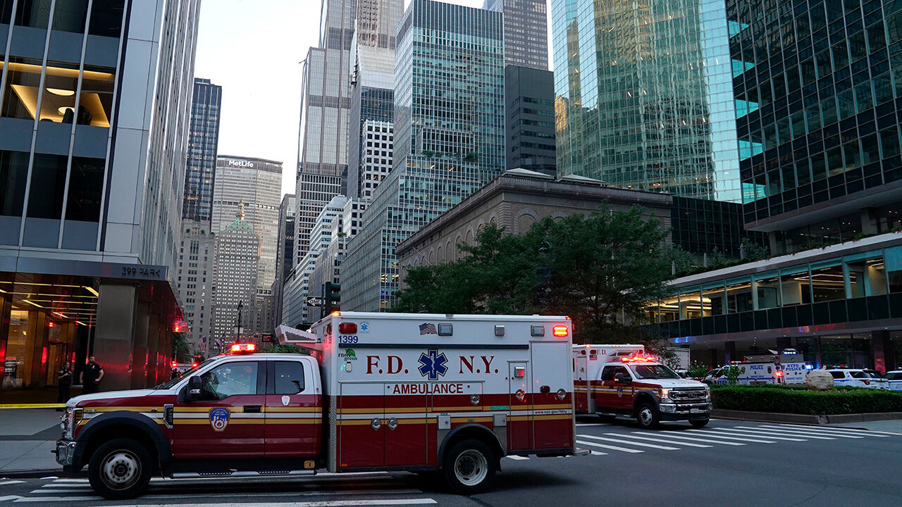 New York'ta gökdelende dehşet! AR-15'li saldırgan polisi ve sivilleri vurdu New York'ta gökdelende dehşet! AR-15'li saldırgan polisi ve sivilleri vurdu - 3. Resim