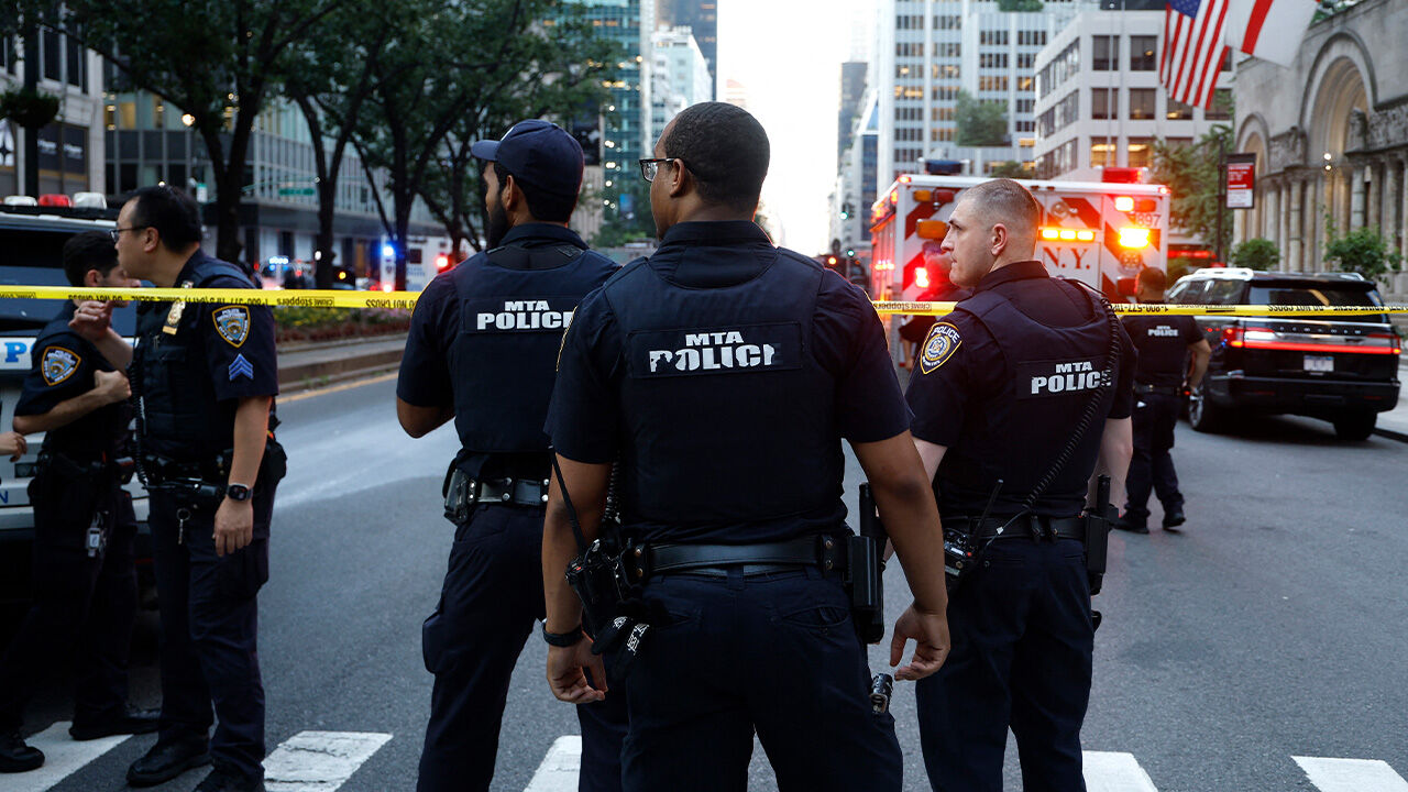 New York'ta gökdelende dehşet! AR-15'li saldırgan polisi ve sivilleri vurdu New York'ta gökdelende dehşet! AR-15'li saldırgan polisi ve sivilleri vurdu - 1. Resim