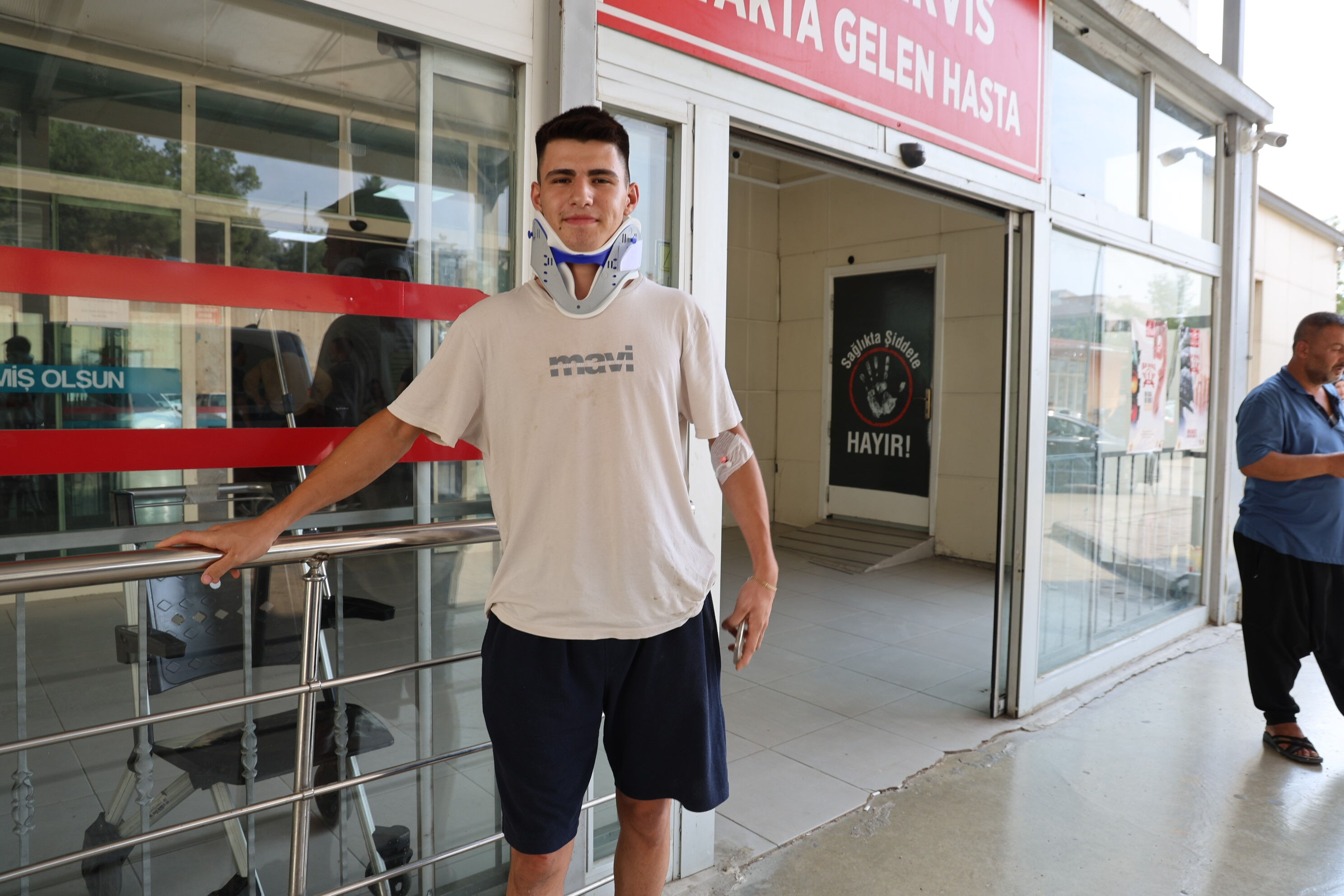 Saniyelerle atlattı! Kaza sırasında yaptığı hamle hayatını kurtardı: Sıkışmaktansa... - 2. Resim