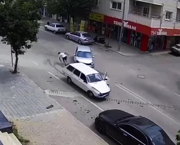Saniyelerle atlattı! Kaza sırasında yaptığı hamle hayatını kurtardı: Sıkışmaktansa... - 1. Resim