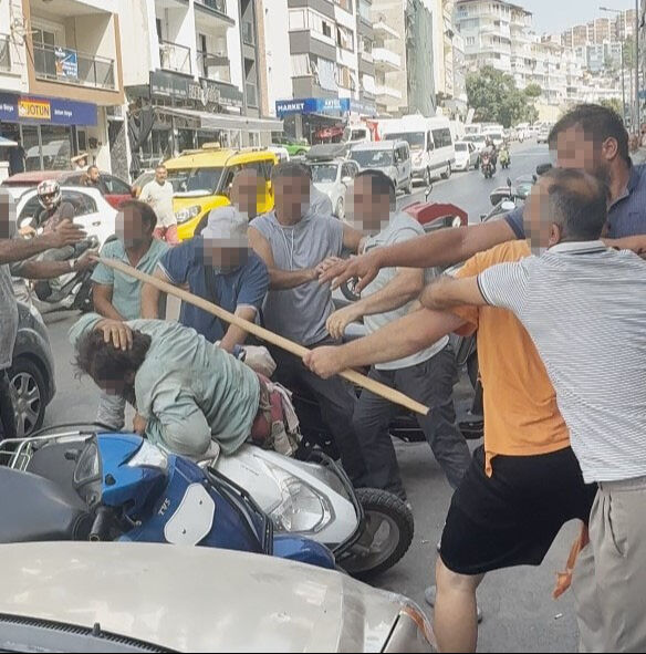 Yol ortasında sopayla öldüresiye darp ettiler! Kuşadası'nda dehşet veren olay Yol ortasında sopayla öldüresiye darp ettiler! Kuşadası'nda dehşet veren olay - 1. Resim