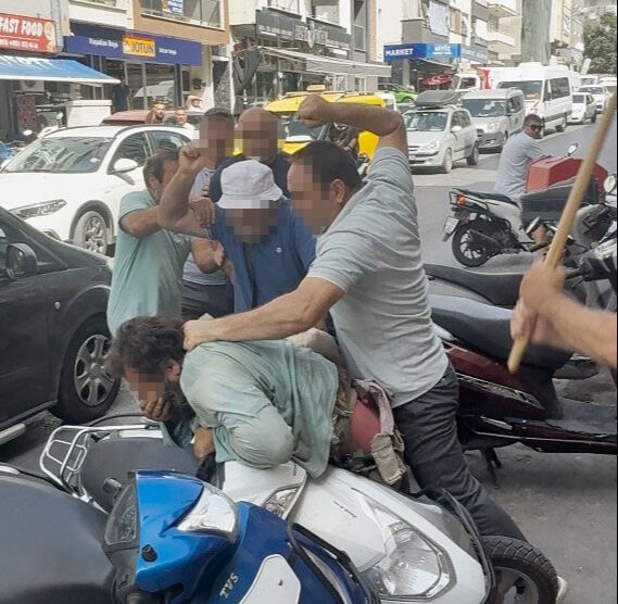 Yol ortasında sopayla öldüresiye darp ettiler! Kuşadası'nda dehşet veren olay Yol ortasında sopayla öldüresiye darp ettiler! Kuşadası'nda dehşet veren olay - 2. Resim
