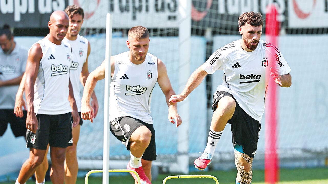 Beşiktaşlı futbolcular sosyal medyadaki tepki dolu mesajlara isyan etti! Zorbalığa geçit yok Beşiktaşlı futbolcular sosyal medyadaki tepki dolu mesajlara isyan etti! Zorbalığa geçit yok - 1. Resim
