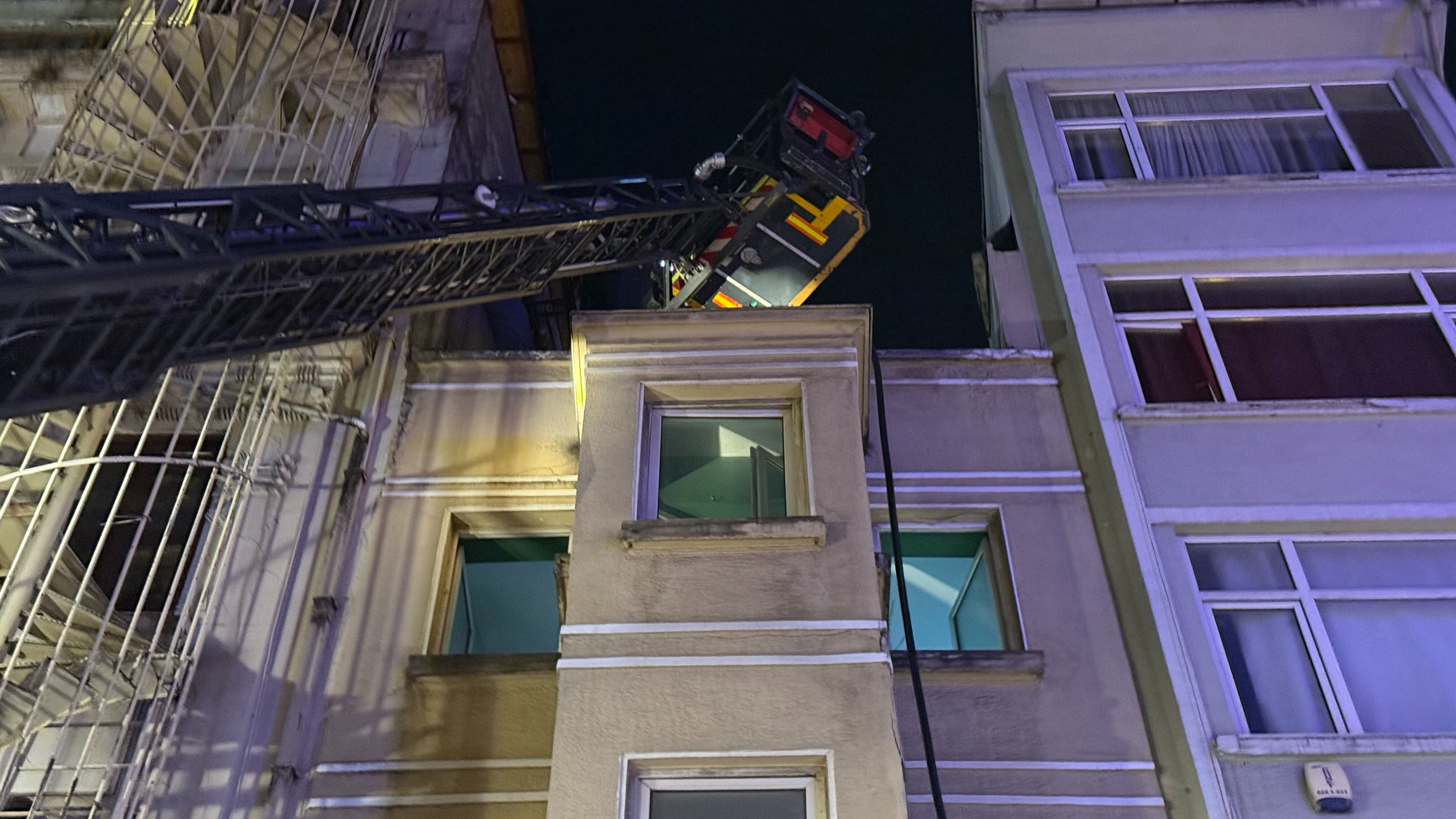 Beyoğlu'nda apartman yangını! Ekipler olay yerinde - 1. Resim