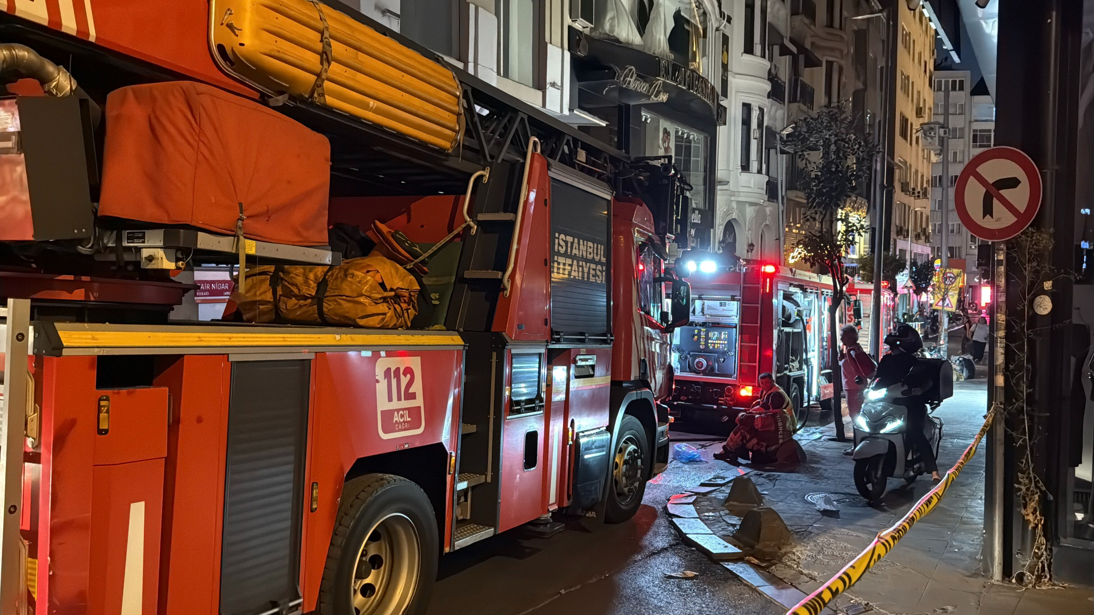 Beyoğlu'nda apartman yangını! Ekipler olay yerinde - 2. Resim