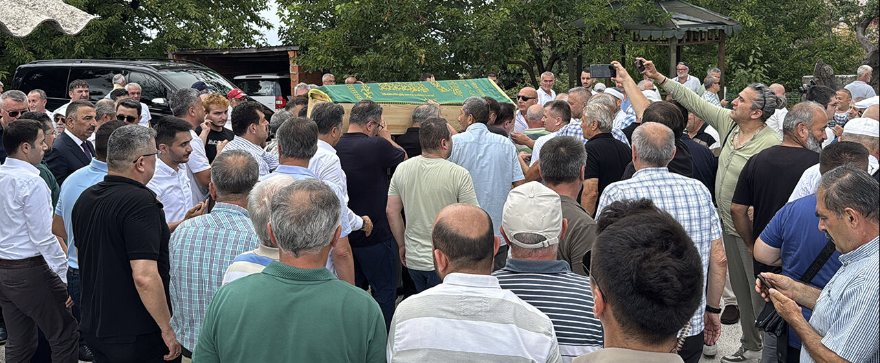 Cem Küçük'ün acı günü... Vefat eden babası için cenaze töreni düzenlendi Cem Küçük'ün acı günü... Vefat eden babası toprağa verildi - 4. Resim
