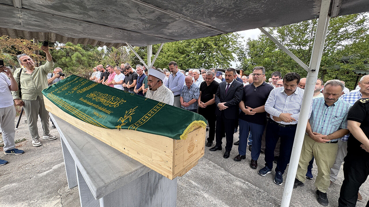 Cem Küçük'ün acı günü... Vefat eden babası için cenaze töreni düzenlendi Cem Küçük'ün acı günü... Vefat eden babası toprağa verildi - 3. Resim