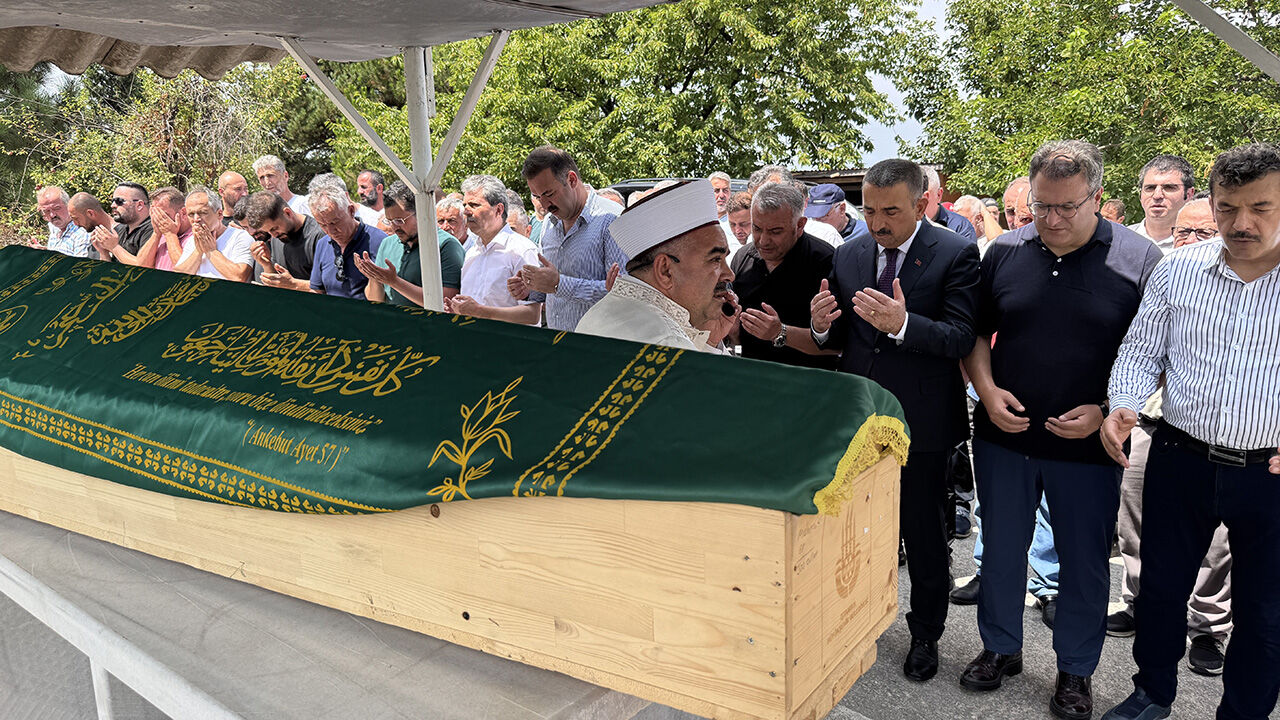 Cem Küçük'ün acı günü... Vefat eden babası için cenaze töreni düzenlendi Cem Küçük'ün acı günü... Vefat eden babası toprağa verildi - 1. Resim