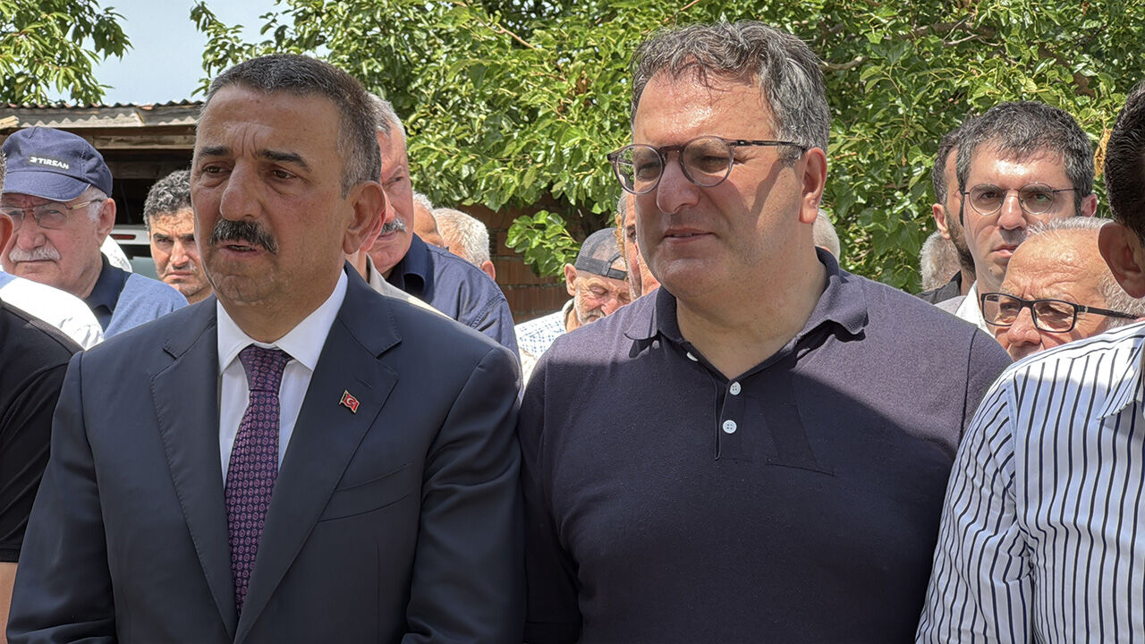 Cem Küçük'ün acı günü... Vefat eden babası için cenaze töreni düzenlendi Cem Küçük'ün acı günü... Vefat eden babası toprağa verildi - 2. Resim