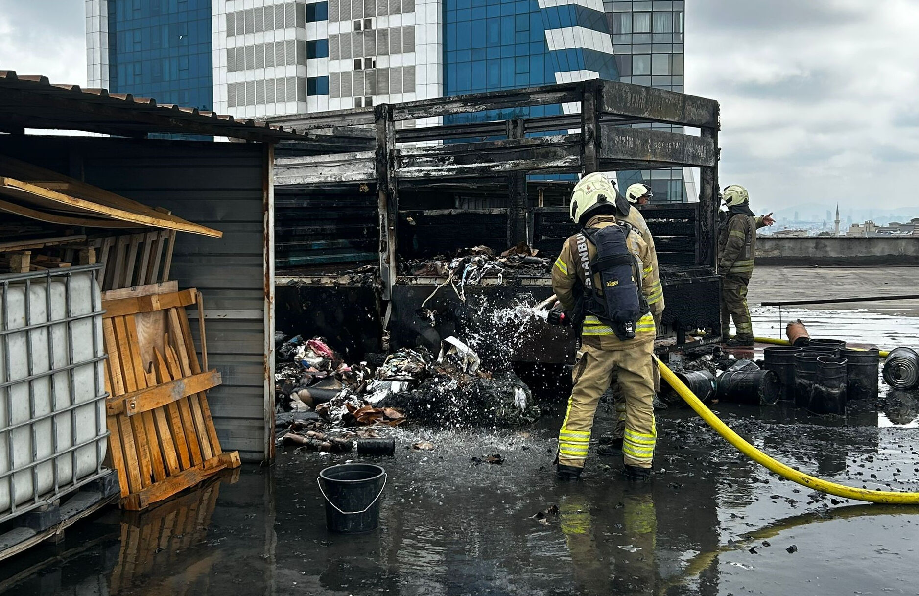 Daha dün satın almıştı! Milyonluk araç gözlerinin önünde küle döndü - 2. Resim
