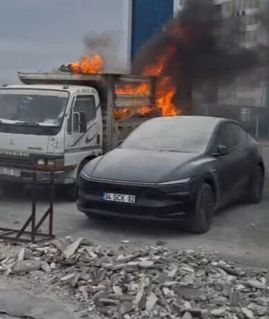 Daha dün satın almıştı! Milyonluk araç gözlerinin önünde küle döndü - 1. Resim