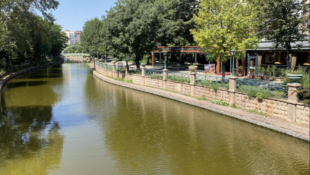 Eskişehir'in ortasından geçen Porsuk Çayı’nın rengi değişti - 3. Resim