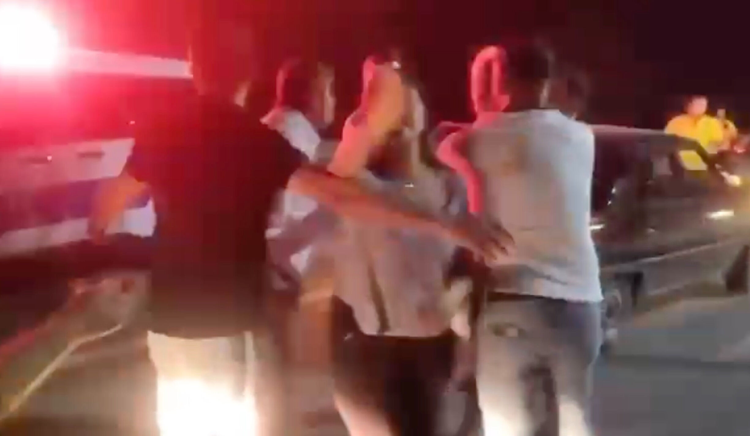 Hem suçlu hem güçlüler! Alkollü sürücünün kızı, İHA muhabirine saldırdı - 2. Resim