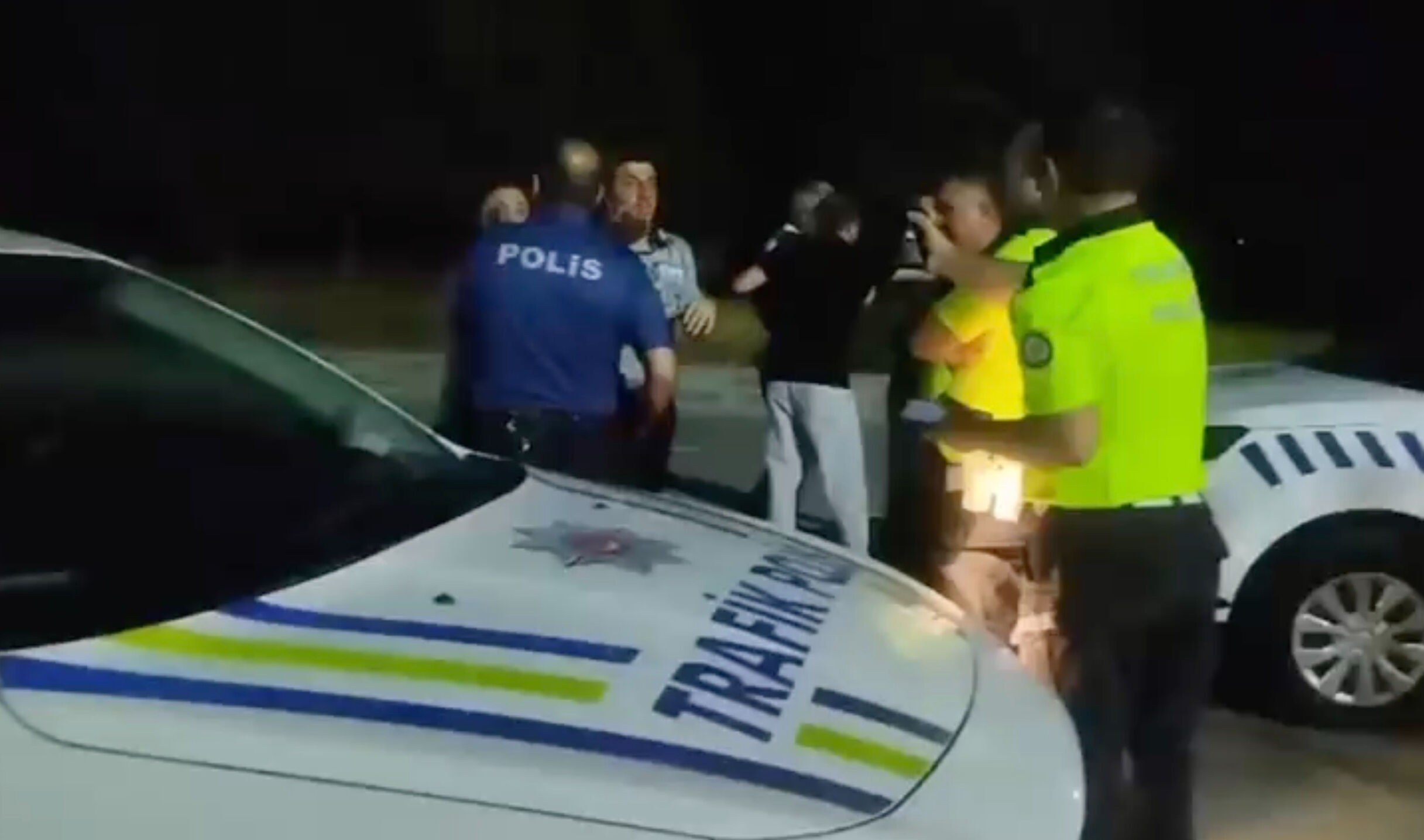 Hem suçlu hem güçlüler! Alkollü sürücünün kızı, İHA muhabirine saldırdı - 1. Resim