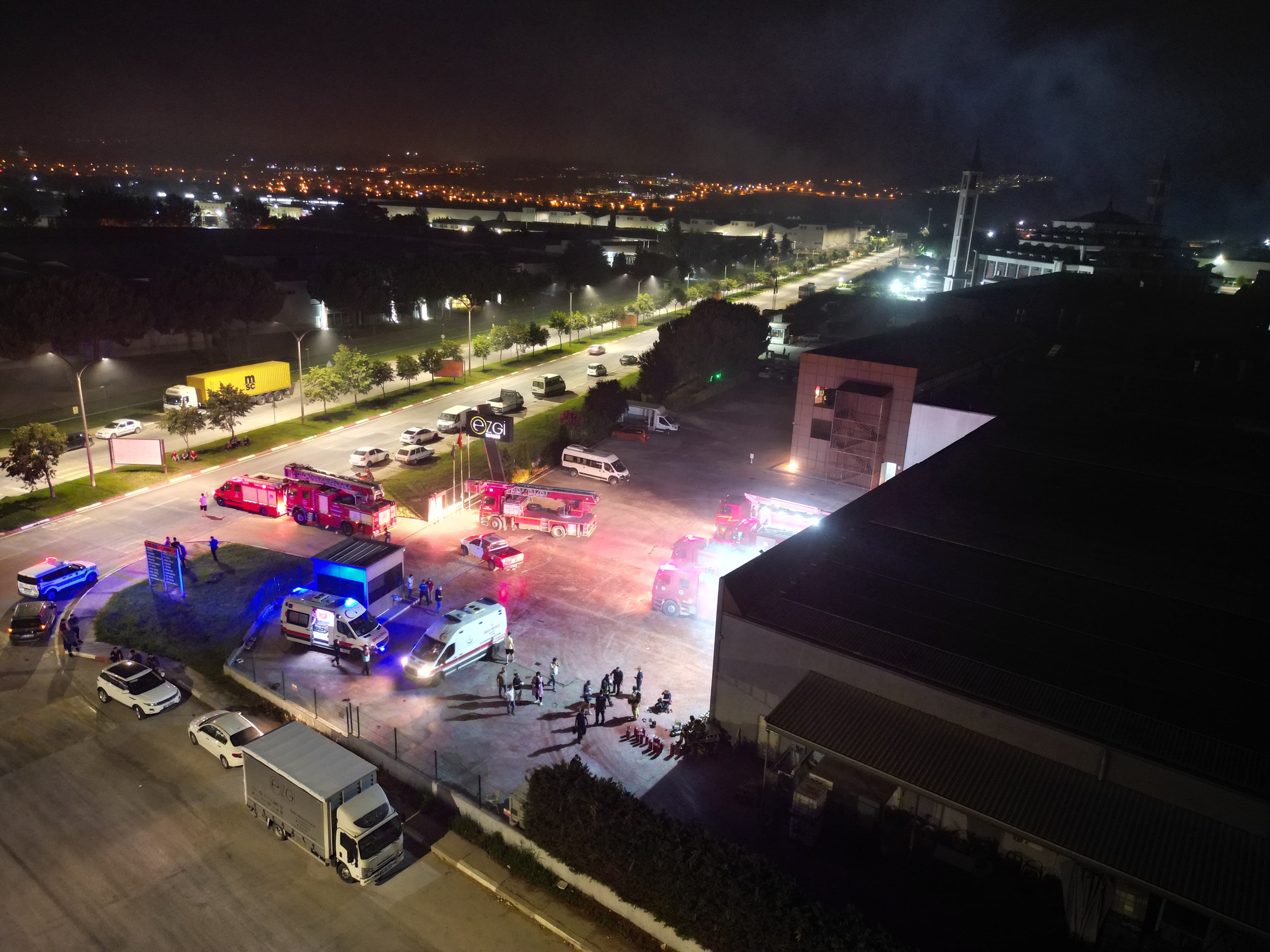 İnegöl'de korkutan fabrika yangını! Ekipler müdahale etti İnegöl'de korkutan fabrika yangını! Ekipler müdahale etti - 1. Resim