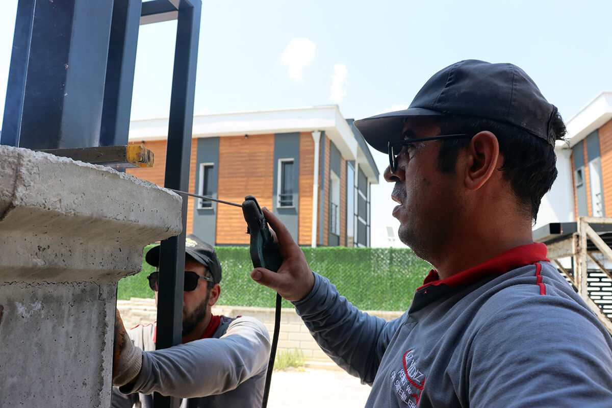 İnsan fotoğrafına bakarken terliyor... Onlar 40 derecenin altında çalışmak zorundalar - 2. Resim