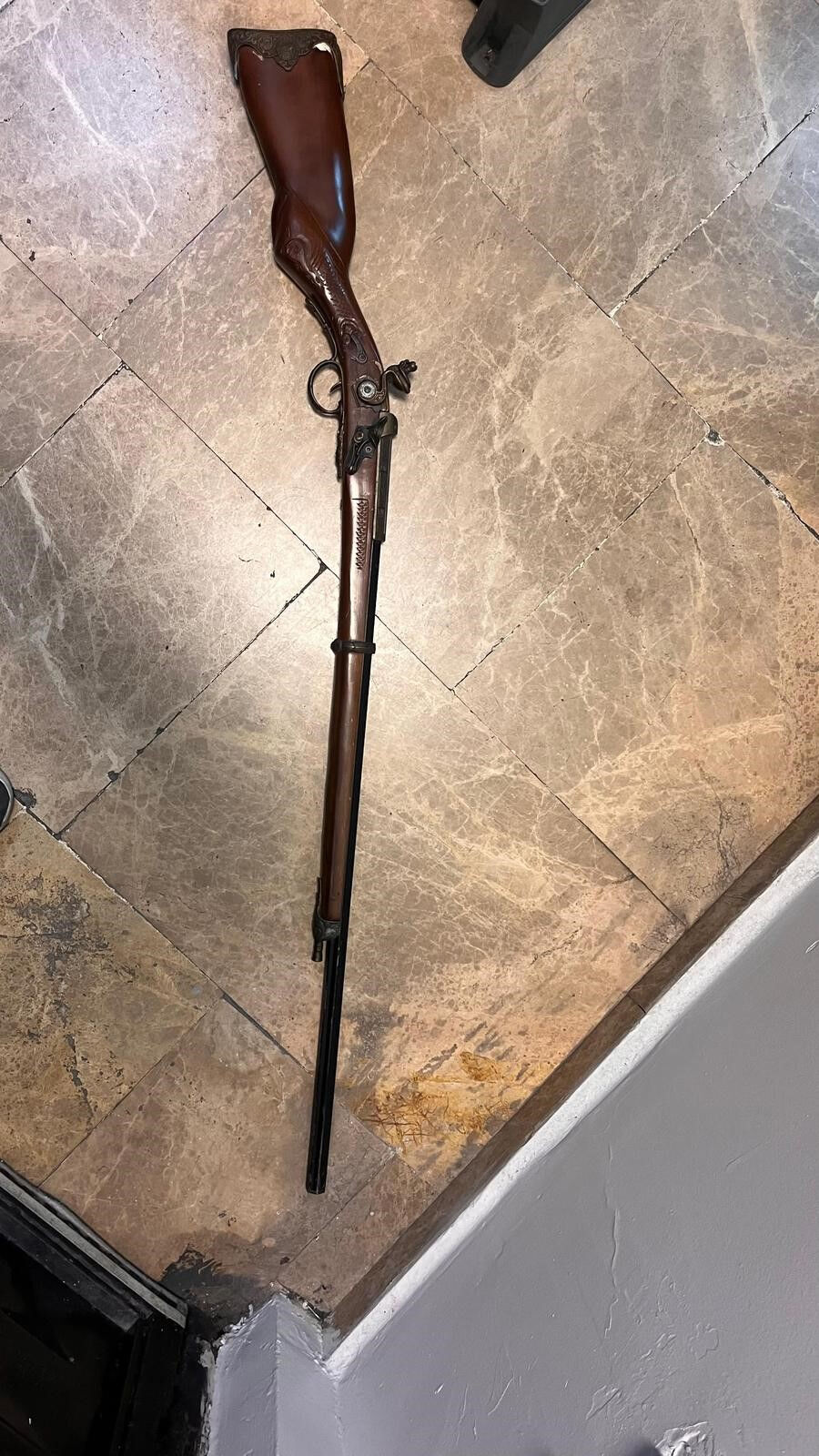 Metroda tavşan kostümlü ve tüfekli şahıs paniği! Görenler neye uğradığını şaşırdı, kıskıvrak yakalandı - 2. Resim