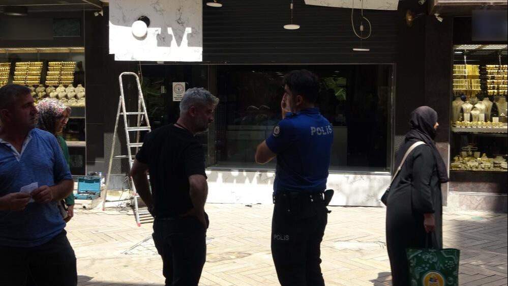 Milyonluk vurgun ilçeyi ayağa kaldırdı! Kuyumcuyu boşaltıp sırra kadem bastı - 2. Resim